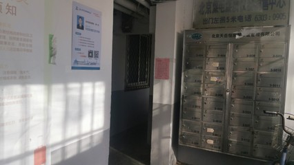堆放雜物、落滿(mǎn)灰塵、閑置率高&hellip;小區(qū)信報(bào)箱出路在何方?
