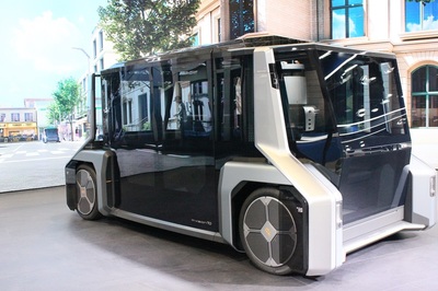 進(jìn)博會(huì) 以“智慧+綠色”繪就可持續(xù)發(fā)展新畫(huà)卷，智能電動(dòng)行李箱引領(lǐng)潮流